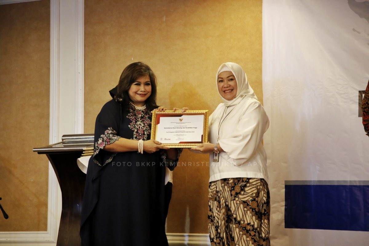 Kemenristekdikti Terima Penghargaan TOP 25 Pengelola Pengaduan Pelayanan Publik 2018