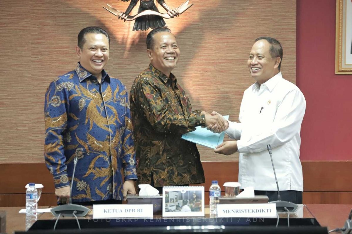 Serahkan Surat Keputusan (SK) Pendirian Universitas Perwira Purbalingga