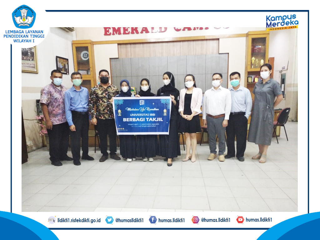 Civitas Akademika Universitas IBBI Berbagi Takjil 