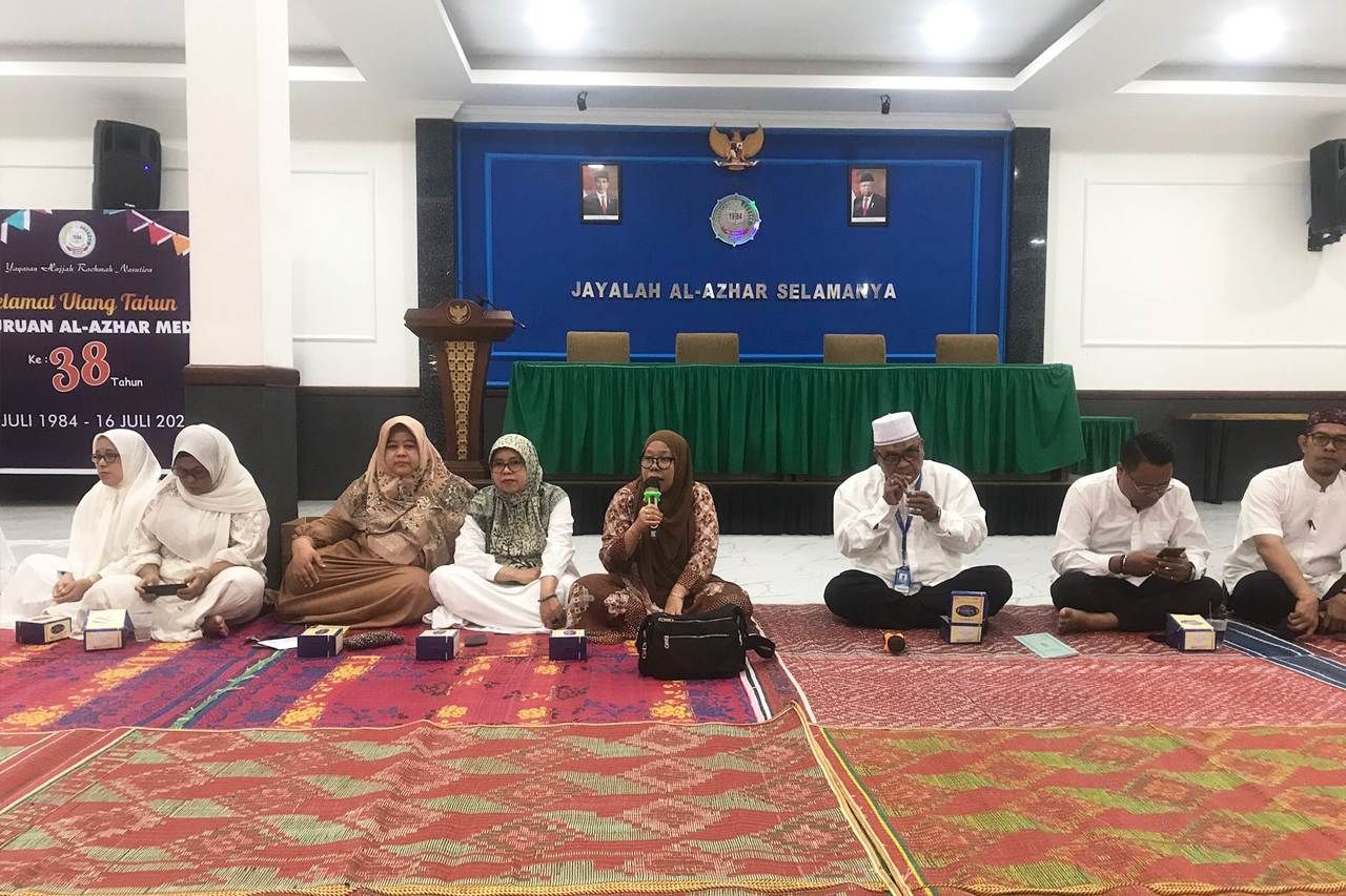 UNIVERSITAS AL-AZHAR GELAR SYUKURAN PERINGKAT AKREDITASI DENGAN BERBAGI BERSAMA ANAK YATIM