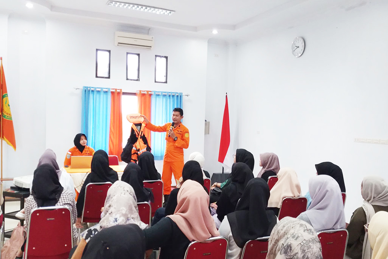 SIMULASI EVAKUASI KORBAN PADA PERMUKAAN AIR DI BASARNAS MEDAN