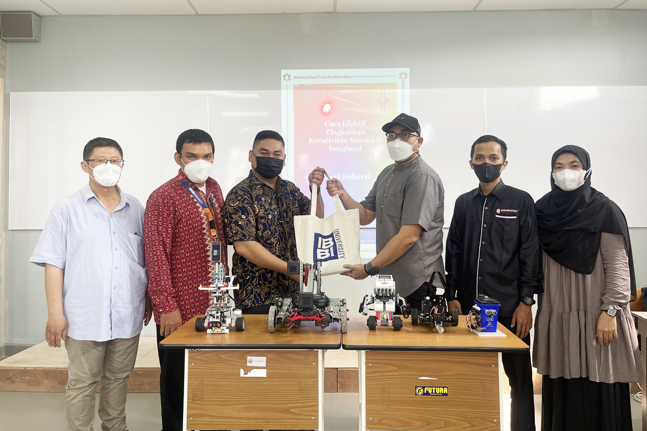 UNIVERSITAS IBBI GELAR WORKSHOP ROBOTIK BERSAMA ROBORATORY