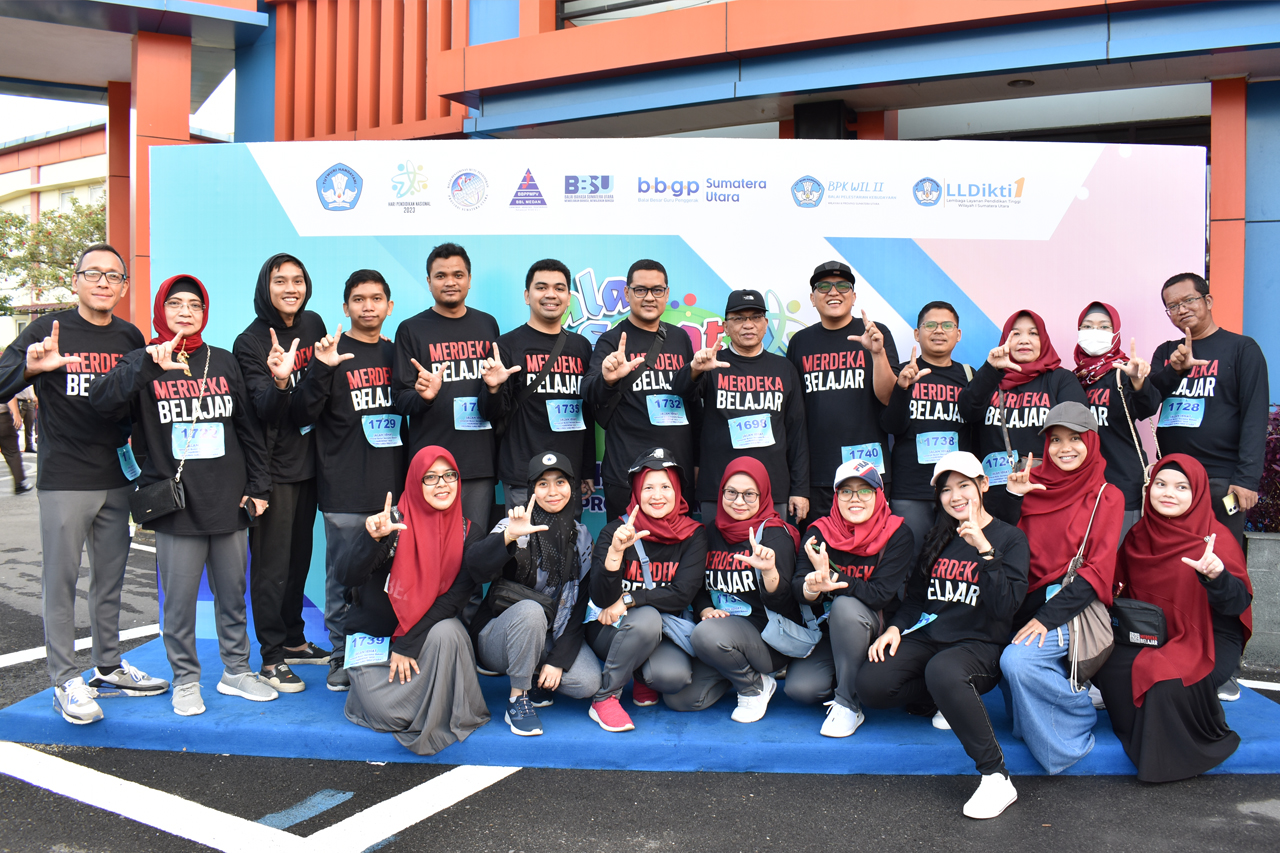 LLDIKTI WILAYAH I IKUTI JALAN SEHAT SEMARAK BULAN MERDEKA BELAJAR HARDIKNAS 2023 BERSAMA UPT KEMDIKBUDRISTEK DI SUMUT