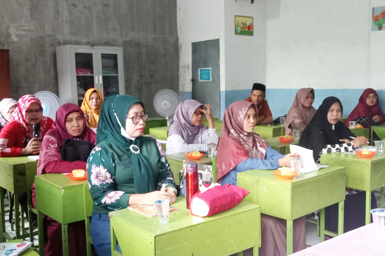 SOSIALISASI IMPLEMENTASI ANALISIS SWOT DALAM PERENCANAAN PENINGKATAN MUTU PENDIDIKAN DI MTS NURUL HIDAYAH MEDAN