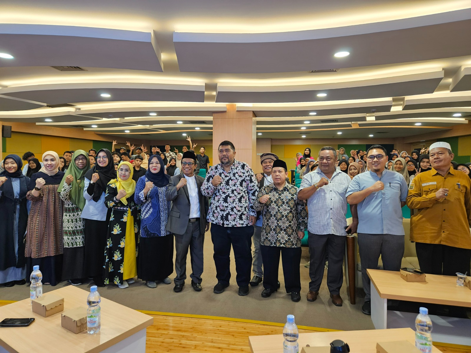 Penggunaan ChatGPT Dan Validasi Informasi: Dosen Universitas IBBI Dan Dosen Universitas Indonesia