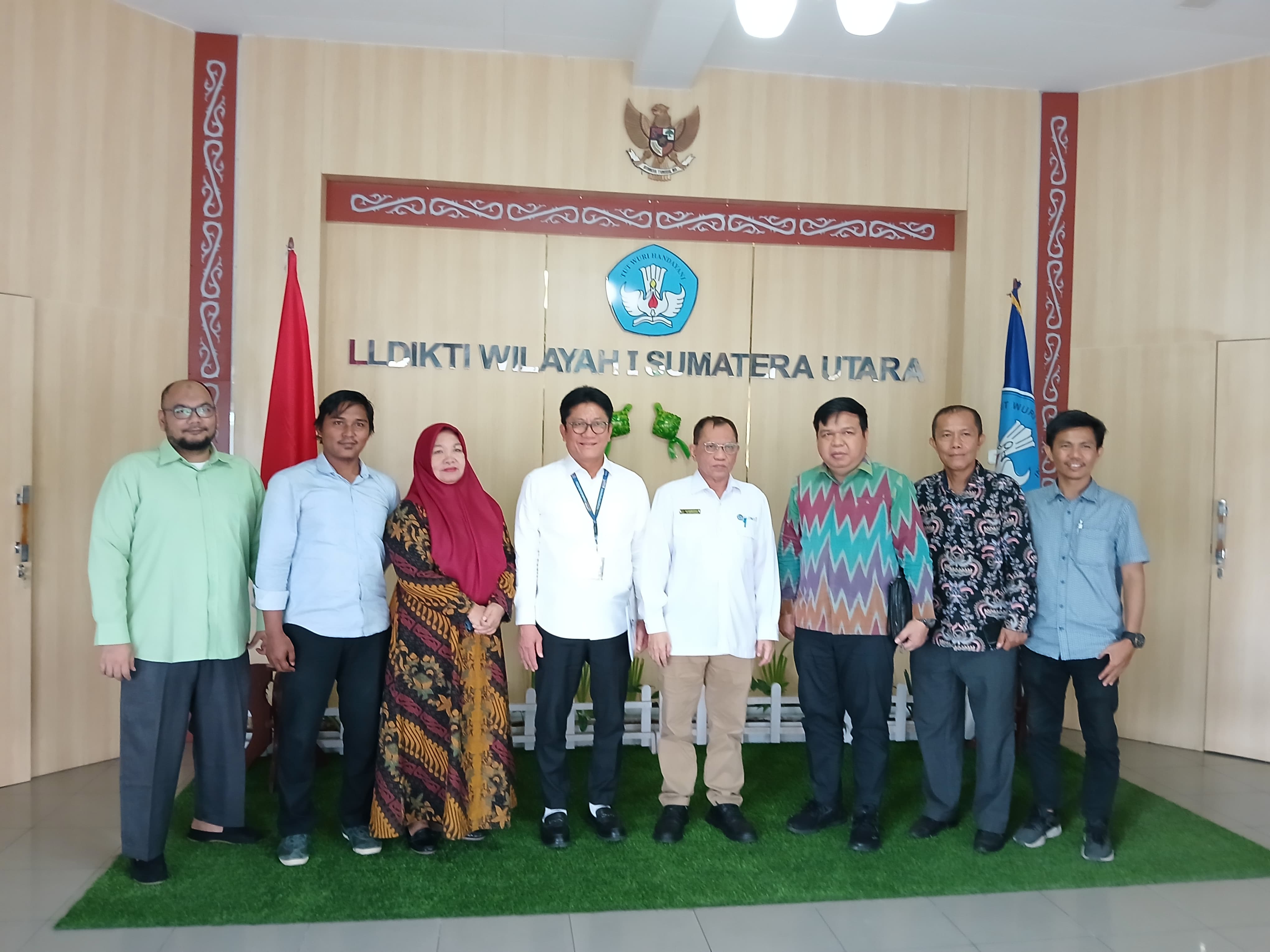 Penyerahan SK Mendikbudristek tentang Izin Perubahan Lokasi Sekolah Tinggi Ilmu Ekonomi Profesional Indonesia