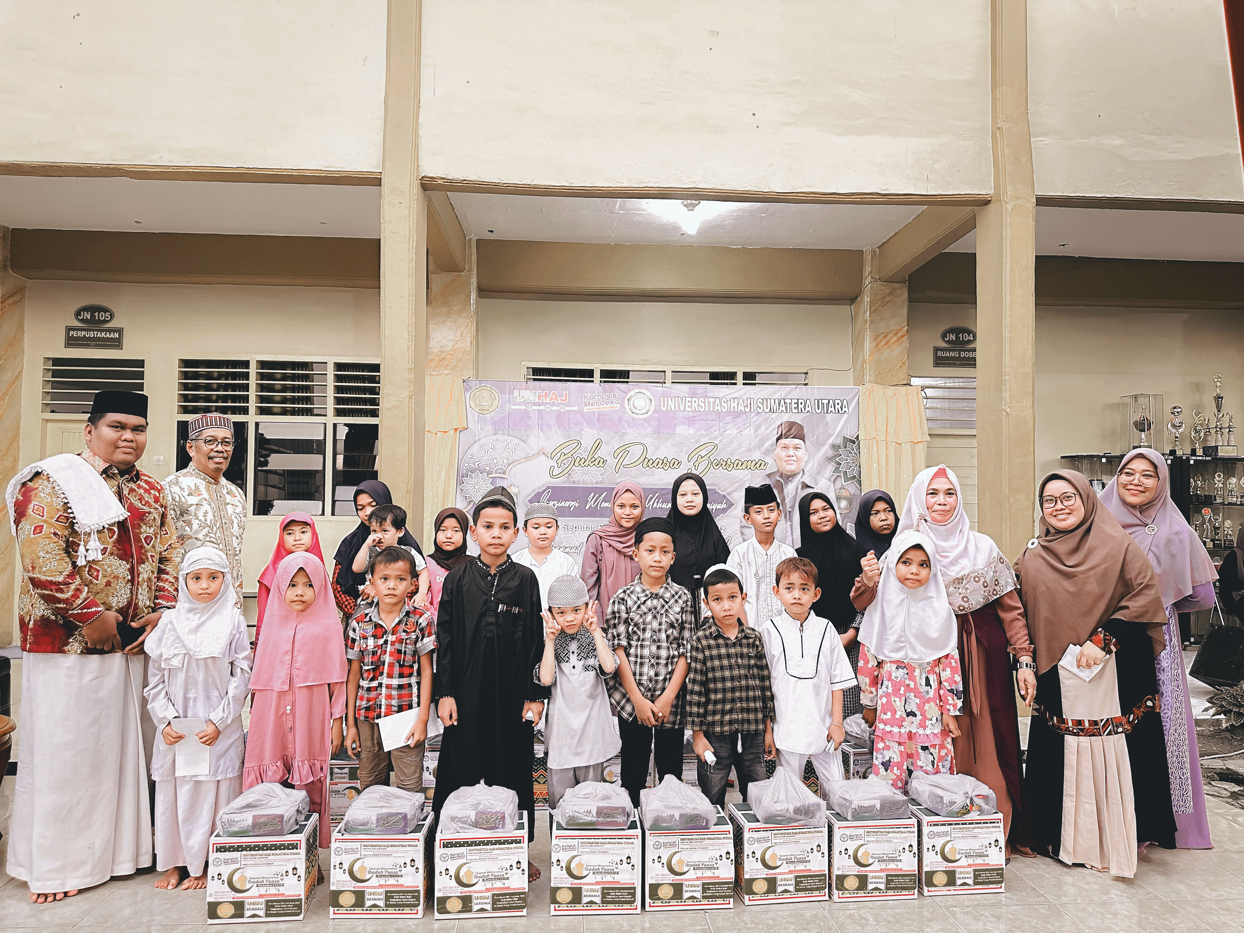 Program Ramadhan Berbagi Unhaj Beri Santunan Anak Yatim Di Acara Buka Puasa Bersama