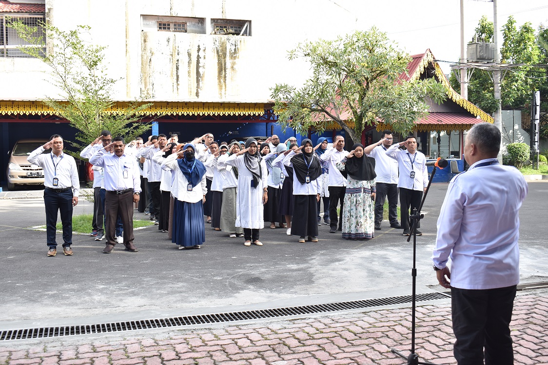 Gelar Apel Pagi, Plh. Kepala LLDikti Wilayah I ajak seluruh pegawai
untuk melaksanakan maksud dari Core Values ASN Berakhlak