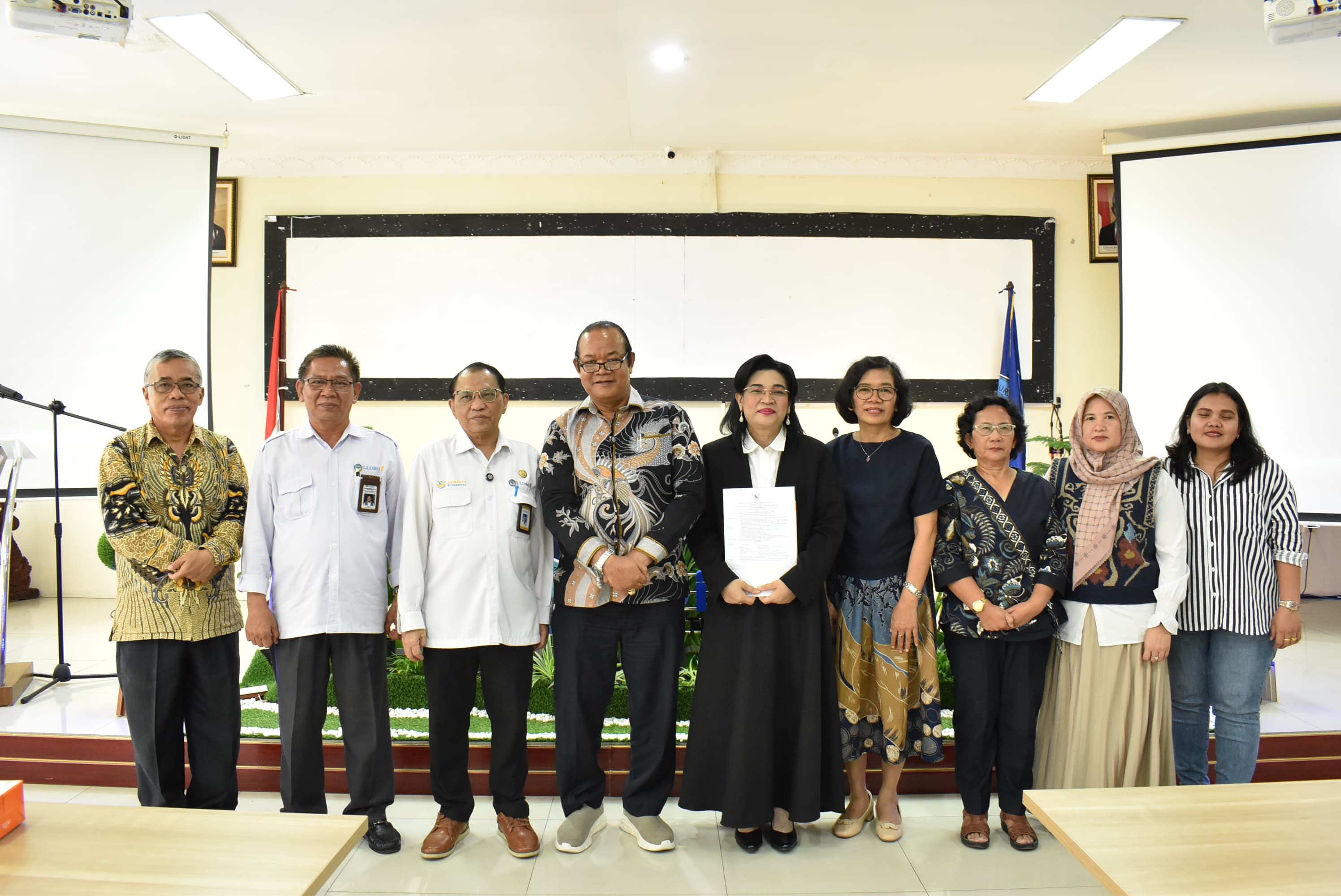 LLDIKTI Wilayah I Serahkan SK Guru Besar kepada Universitas Katolik Santo Thomas (UNIKA)