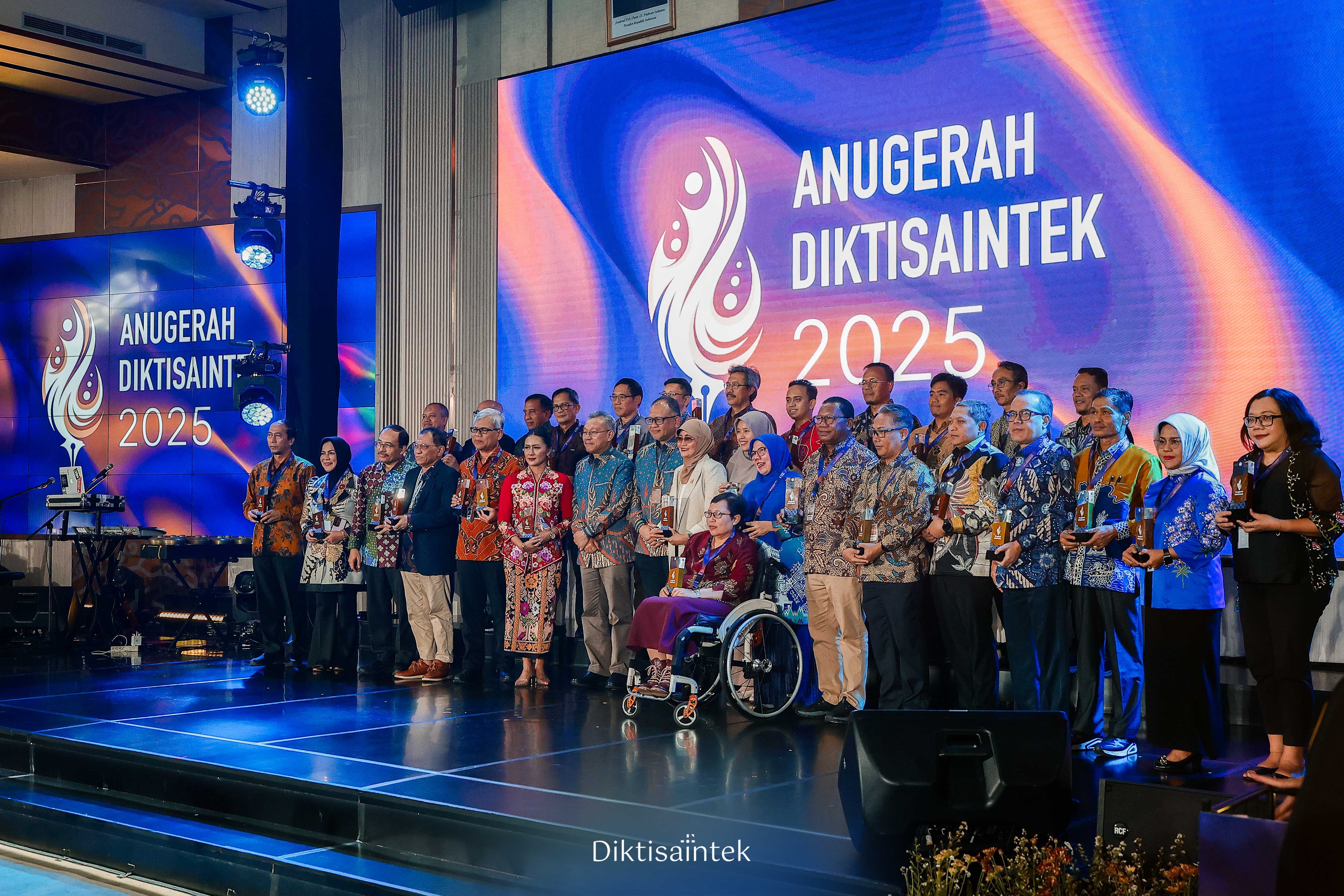 Hebat! LLDIKTI Wilayah I Borong Dua Penghargaan Emas di Anugerah Diktisaintek 2025