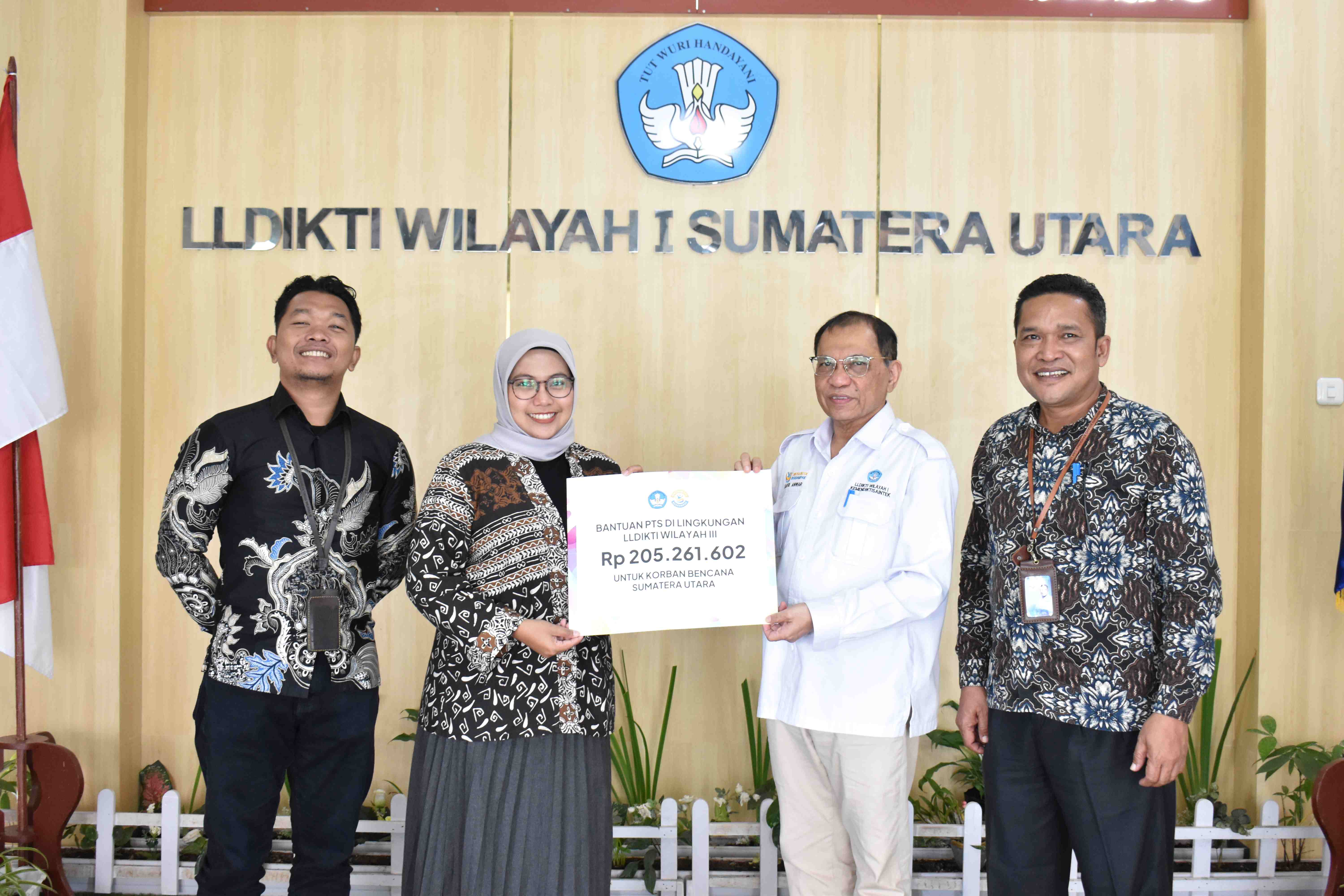 Wujud Kepedulian, Insan Pendidikan Tinggi Serahkan Bantuan Ratusan Juta Rupiah untuk Korban Bencana di Sumatera Utara