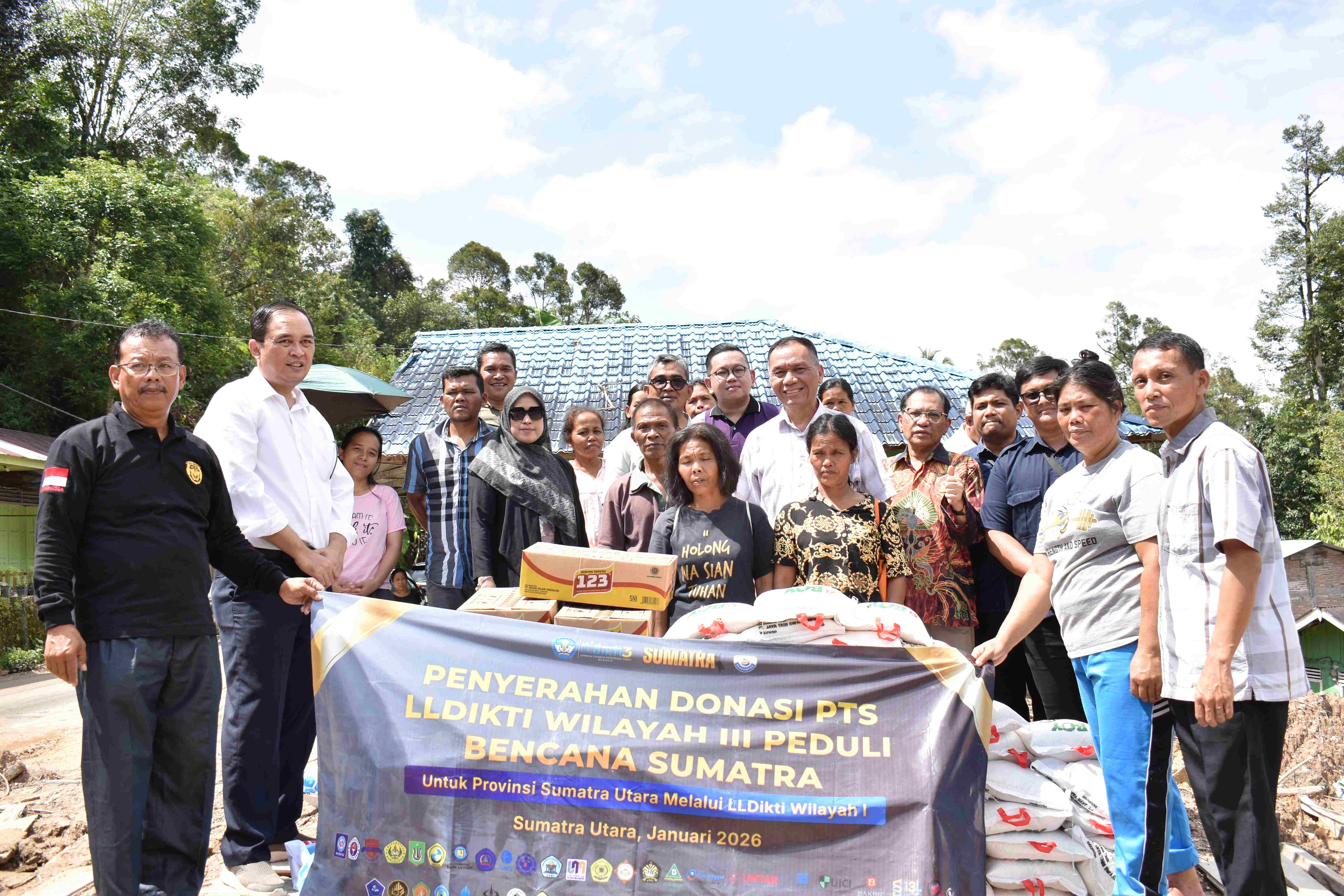 Gandeng Kampus se-Jakarta, LLDIKTI Salurkan Bantuan Korban Banjir di Sumatera Utara