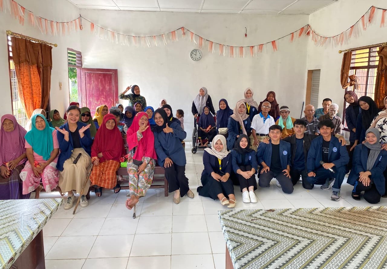 BEM Fakultas Ekonomi dan Bisnis Universitas Labuhanbatu Berbagi Kehangatan Lewat Care Day Bersama Lansia di Panti Werdha Harapan