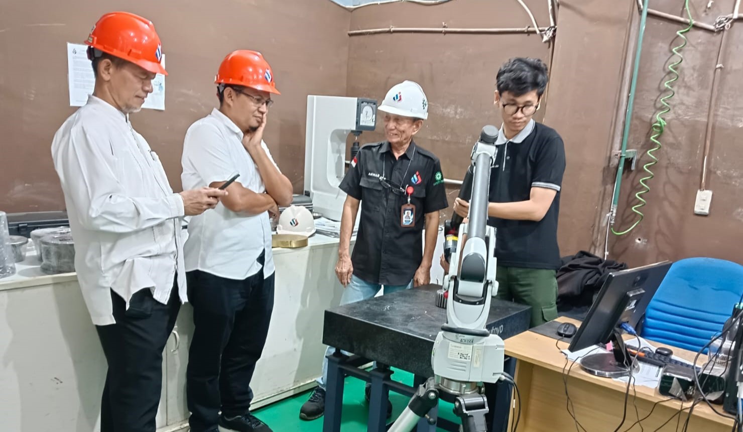 Optimalisasi Kemitraan Akademik–Industri melalui Program Magang, Riset Terapan, dan Standar K3