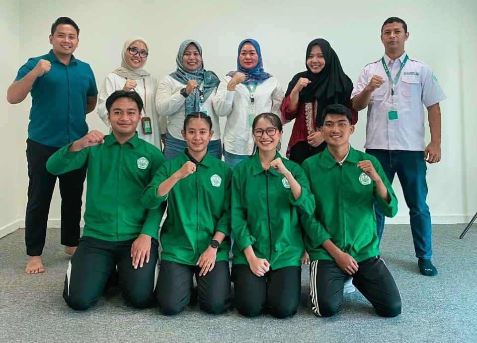 Kelulusan dan Pengantaran Mahasiswa PJKR dan IKOR STOK Bina Guna dalam Program Magang Bersertifikat di Kelas Fitness
